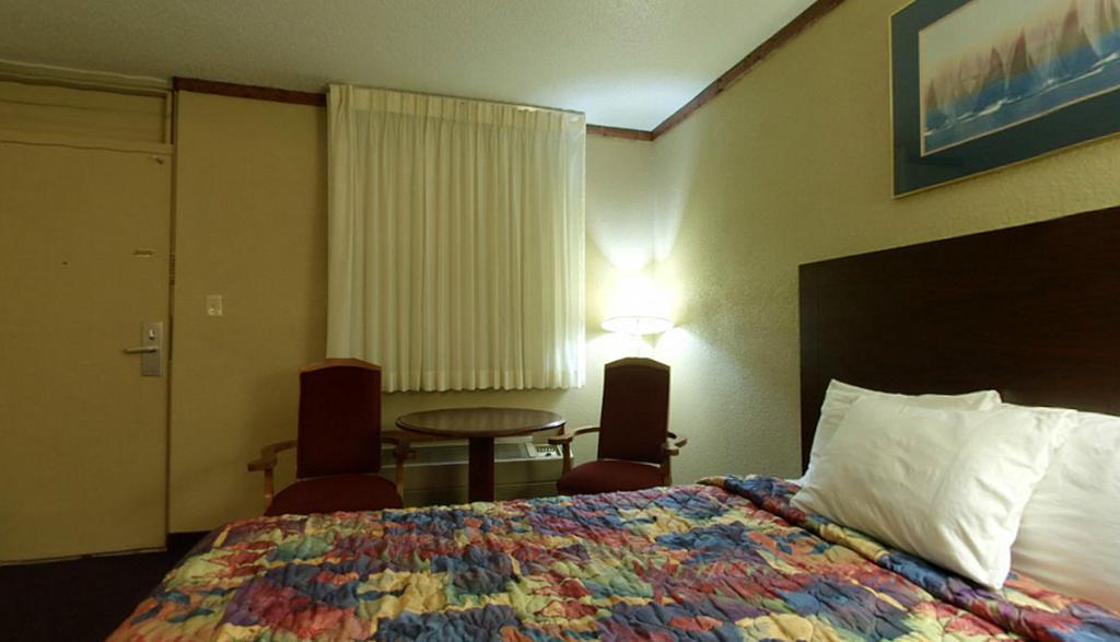 Americas Best Value Inn Newton Camera foto